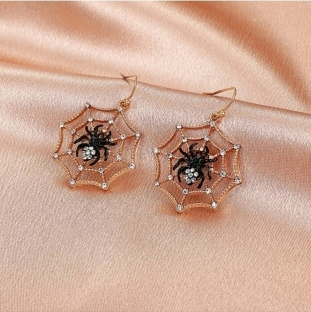BETSEY JOHNSON SPIDER WEB GOLD EARRINGS